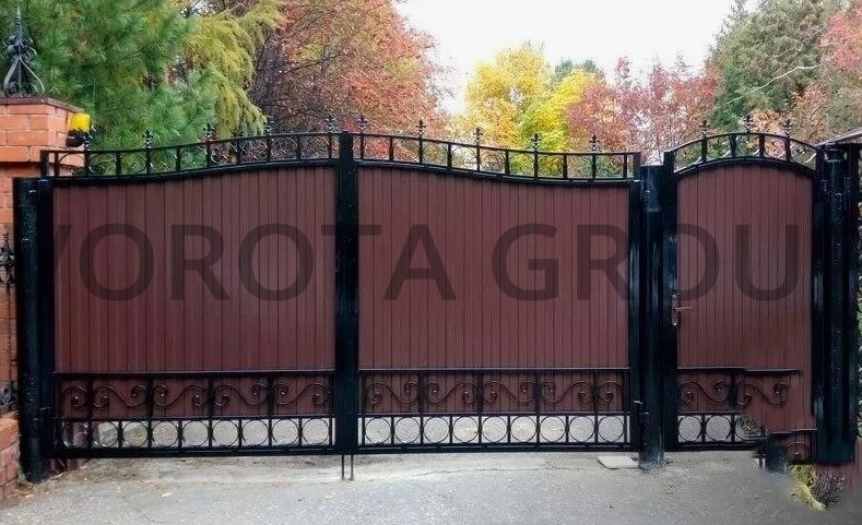 Распашные ворота из профнастила Doorhan коричневые с ковкой 3400х2000